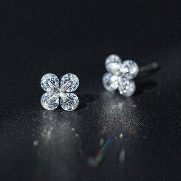 925 bridal Sterling Silver Clover Stud Earrings - Picture 2 of 2
